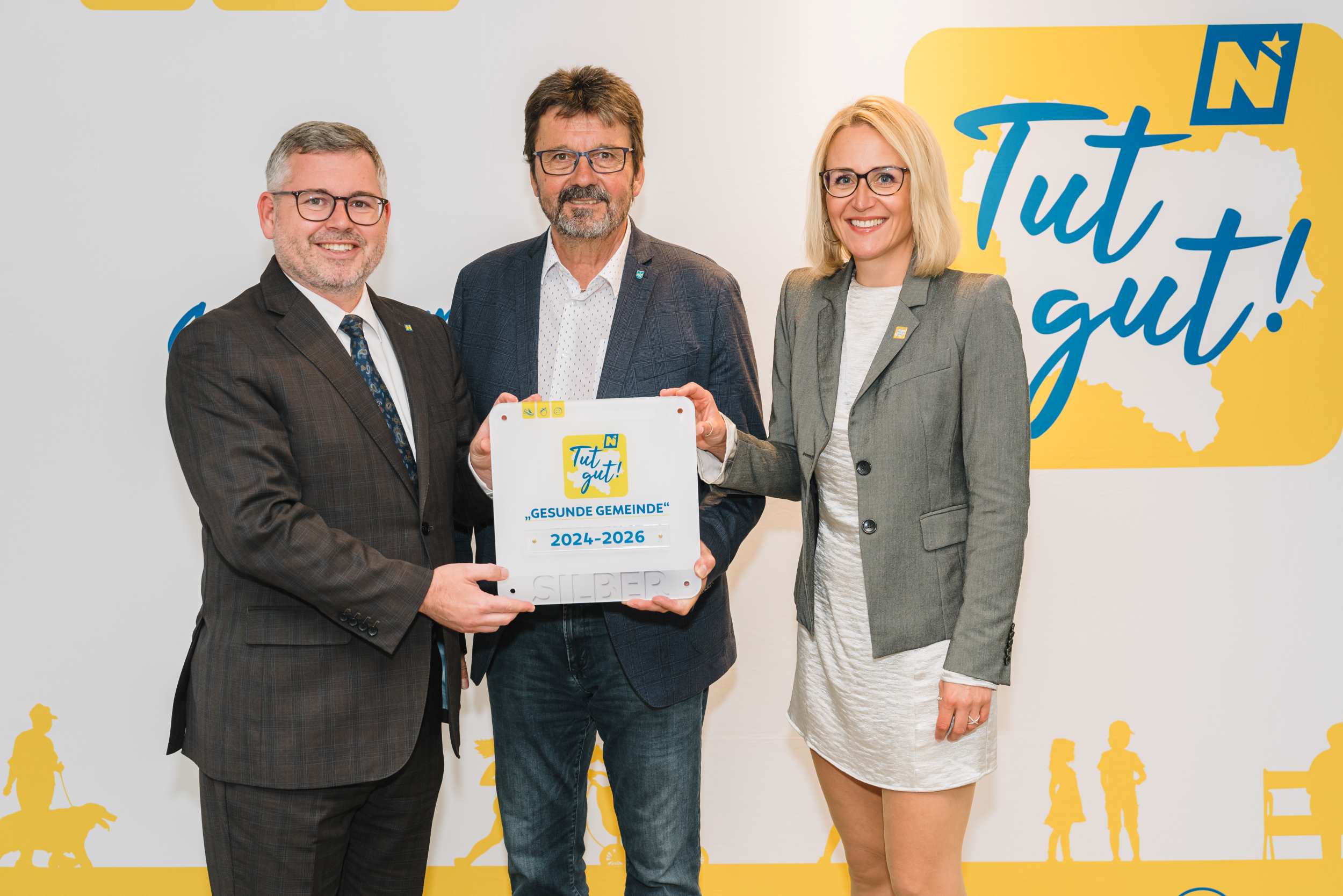 Landesrat Ludwig Schleritzko (li) und Tut gut!“ Geschäftsführerin Alexandra Pernsteiner-Kappl (r.) überreichen Bgm. Gerhard Lentschig (Mitte) die „Tut Gut Plakete“ in Silber für die Stadtgemeinde Horn. Foto: Martin Marthes 